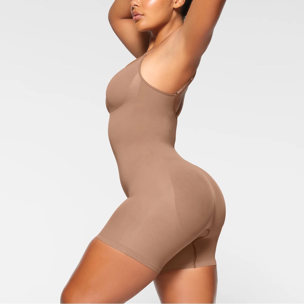 NEW SKIMS seamless 
MID THIGH BODYSUIT
